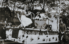 OVI-00001156 optocht versierde wagens met allerlei voorstellingen. Bevrijdingsfeest 1945